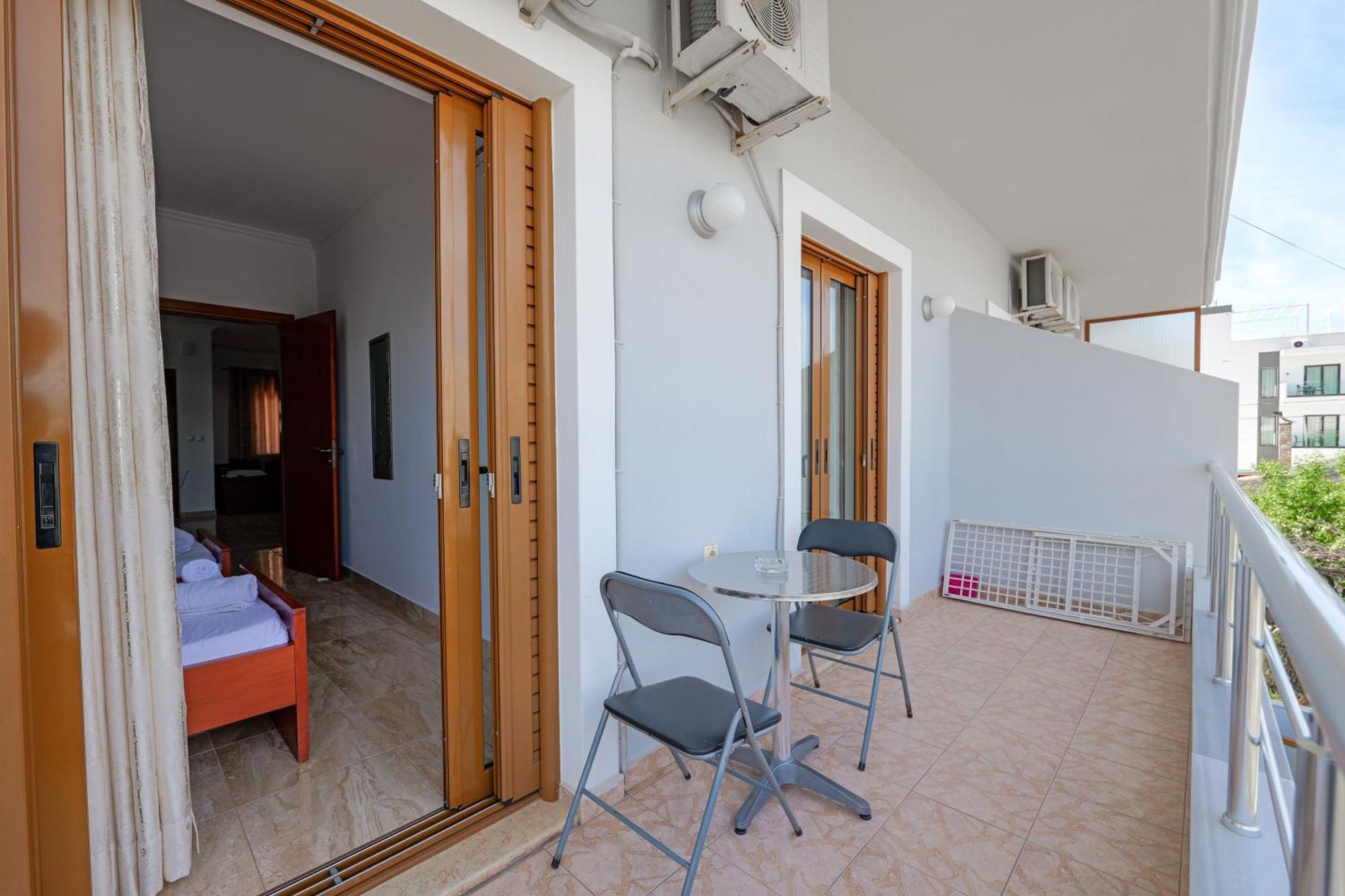Guesthouse Moonlight Downtown Ксамил Экстерьер фото