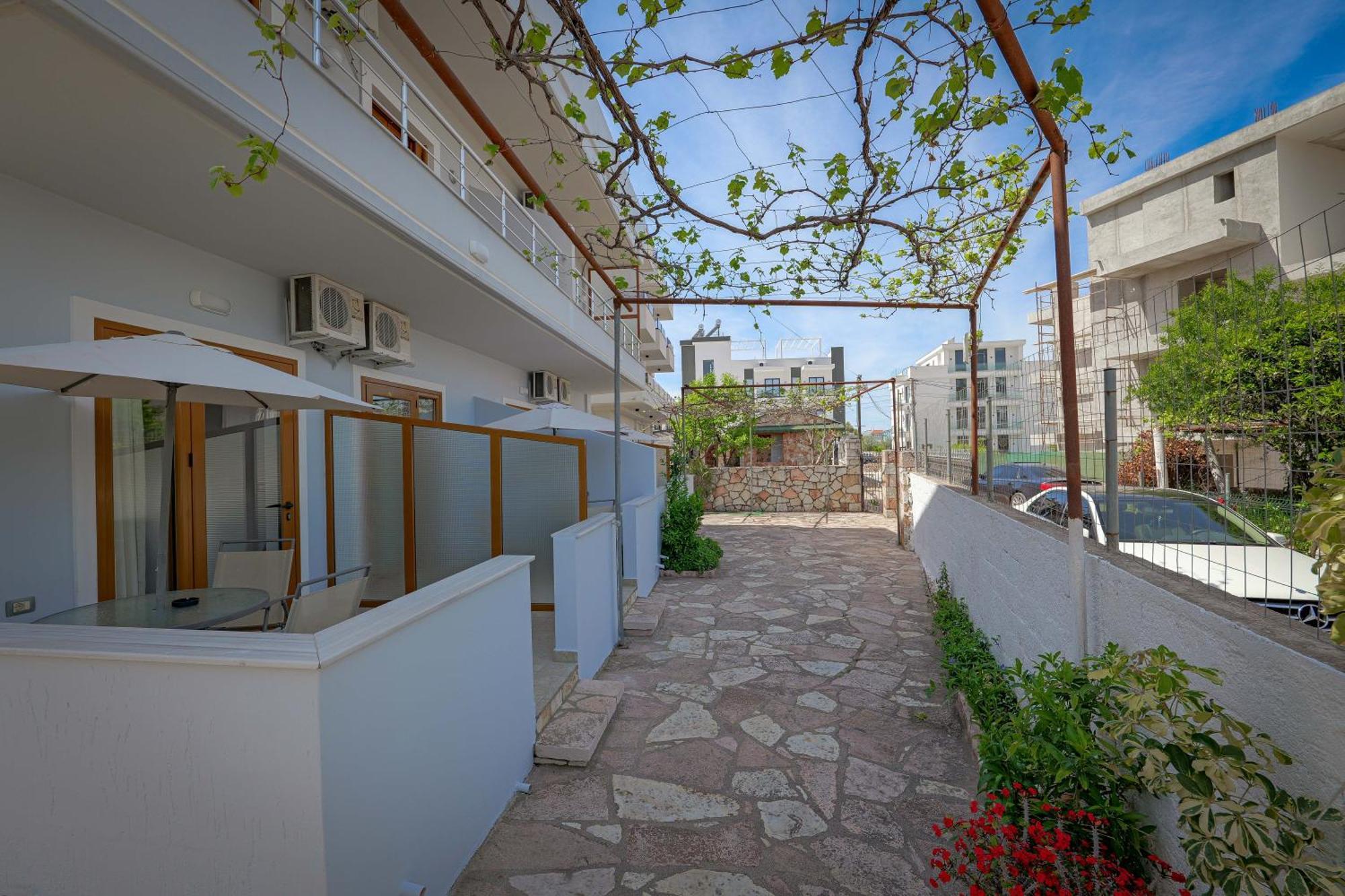 Guesthouse Moonlight Downtown Ксамил Экстерьер фото